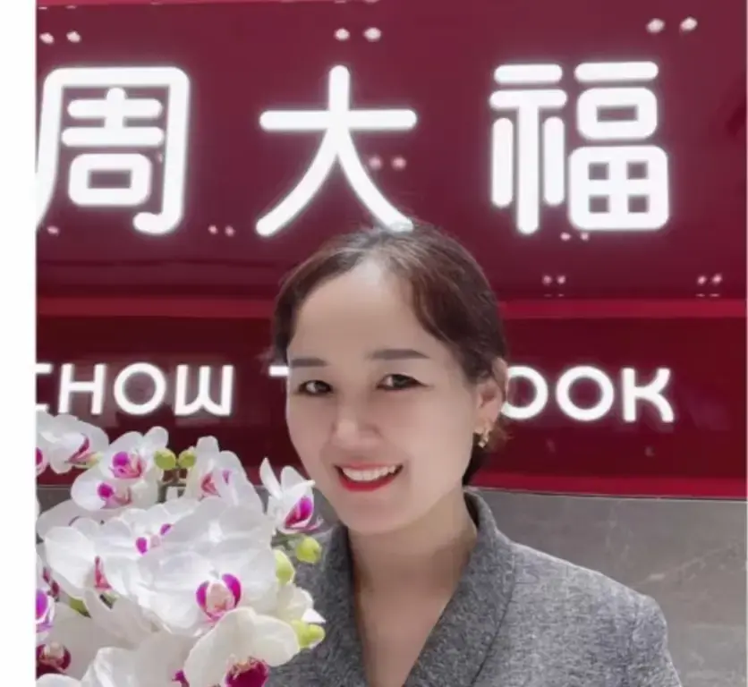 盐城周大福金店一拖三事件完整版视频曝光-射阳门店突发一拖三引关注-周大福一拖三事件完整版视频在线观看-看全集