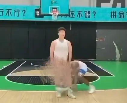 《牛教练的裤子》完整版HD高清播放-牛教练防守被黑哥假动作瓦解-《牛教练的裤子》无删减资源-免费观看不收一分钱