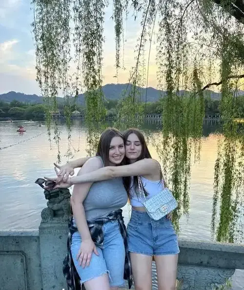 啄木鸟系列《艾玛马克斯的屈服》无删减版在线观看-《艾玛马克斯的屈服》1080P高清完整版免费播放-国语中字