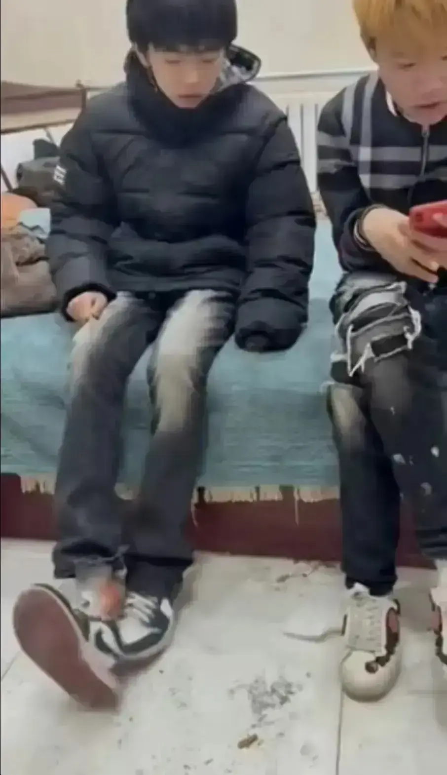 《轻奢二人组事件》原视频完整版全过程-校园轻奢男孩未删减高清播放-抖音热搜轻奢二人组事件来龙去脉免费观看