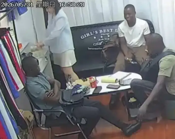 《三个黑人买衣服》HD高清完整版在线观看-三个黑人买衣服监控原视频免费播放-美女老板娘服装店黑料资源